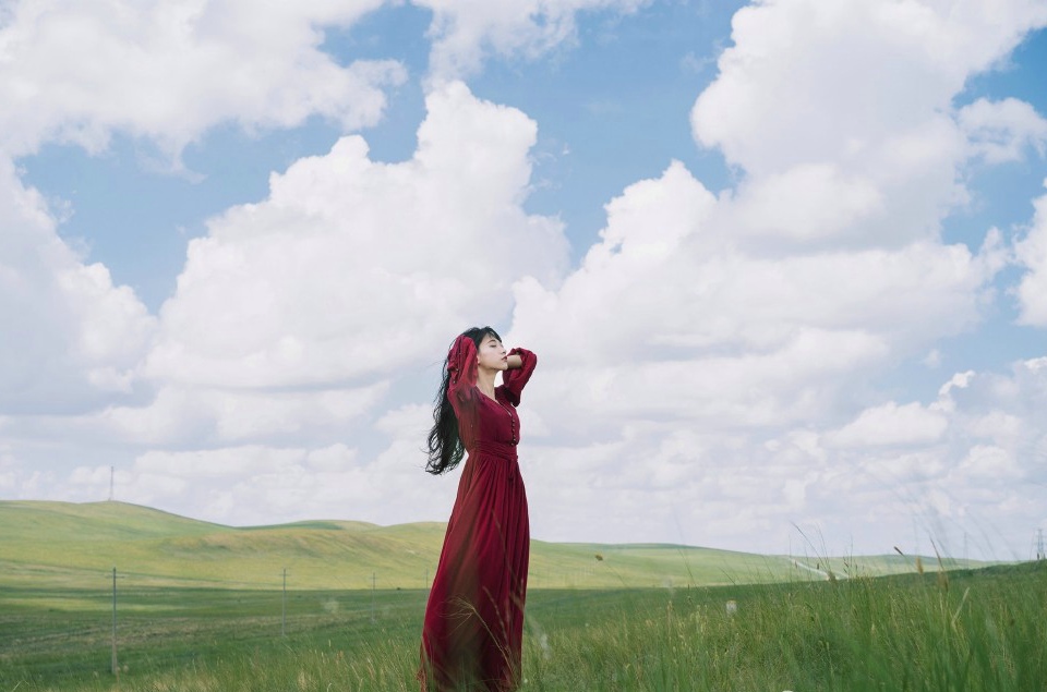 点击大图看下一张：红衣美女在广阔草原上自由奔跑嬉戏7