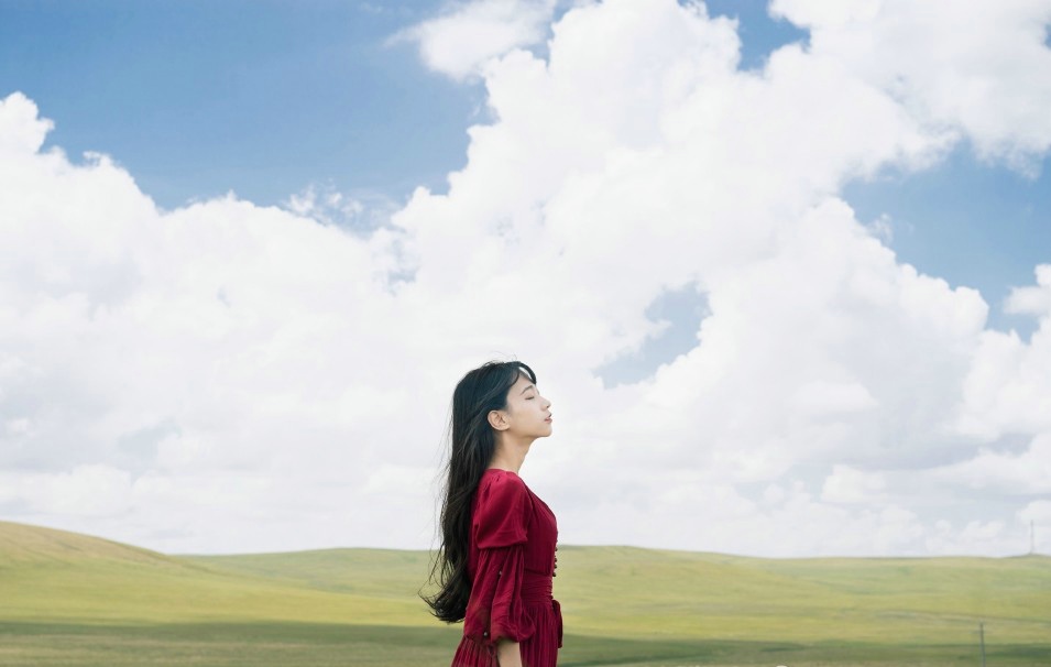 点击大图看下一张：红衣美女在广阔草原上自由奔跑嬉戏4