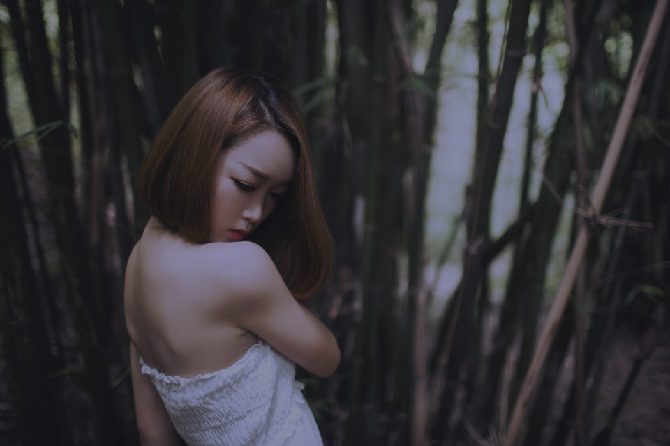 点击大图看下一张：抹胸短发美眉美背诱人8