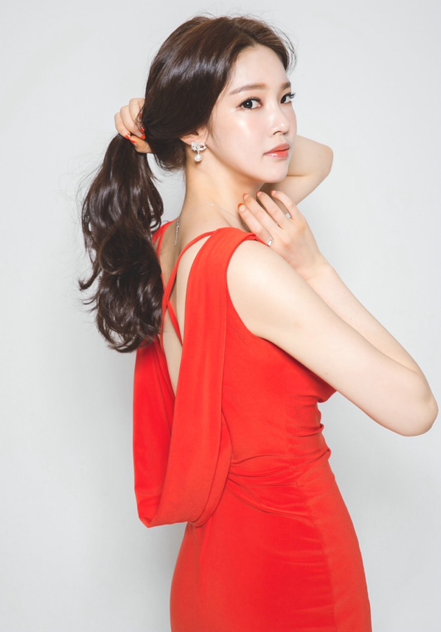 点击大图看下一张：红裙气质韩国美模很迷人4