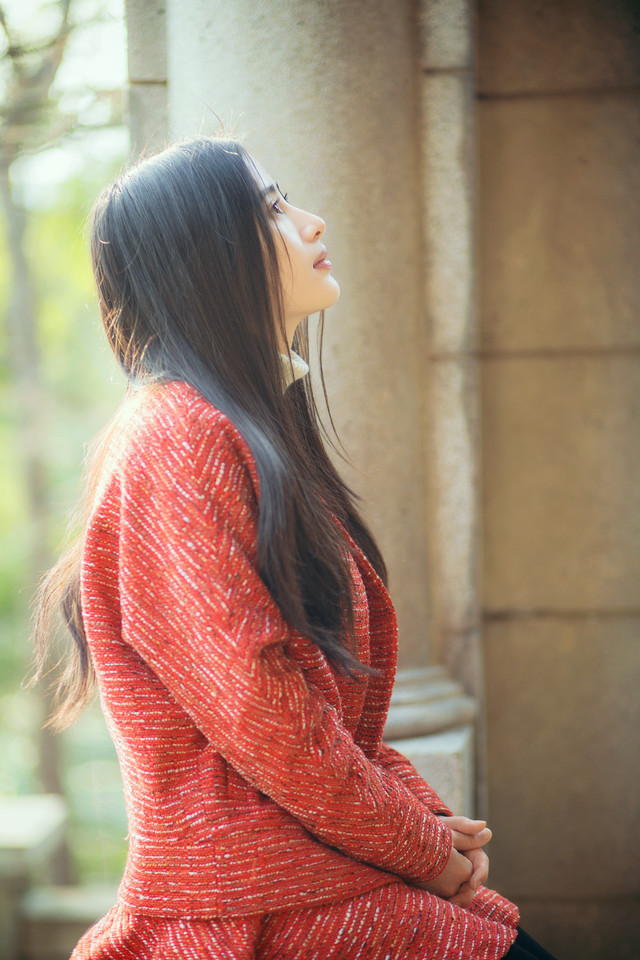 点击大图看下一张：红衣长发中分女神文艺复古1