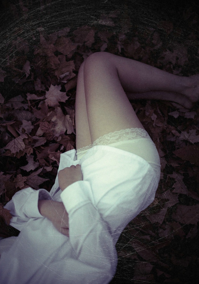 点击大图看下一张：白衬衫美女森林性感写真诱惑6