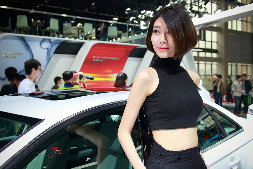 点击大图看下一张：杭州车展上的霸气车模9