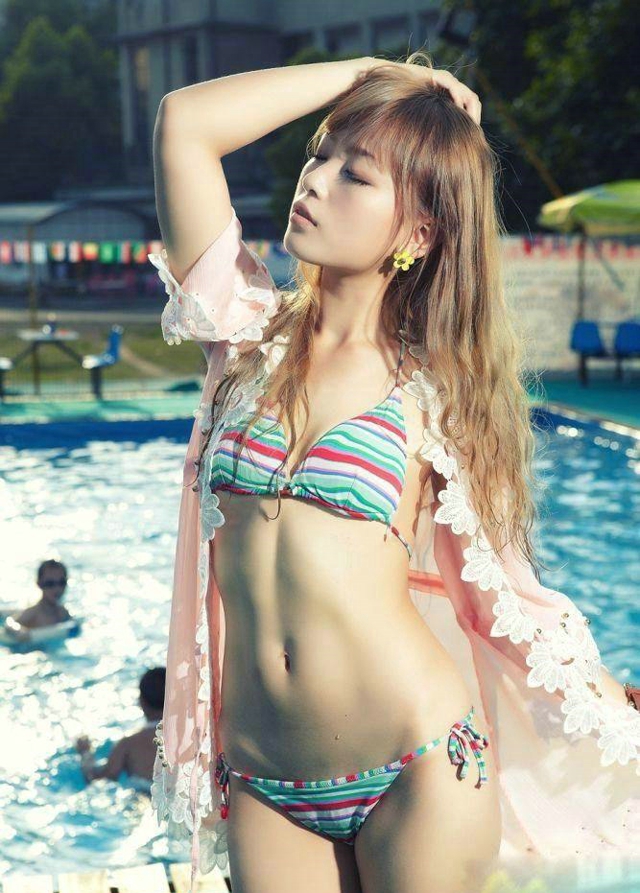 点击大图看下一张：泳池日系美女身躯妖娆1