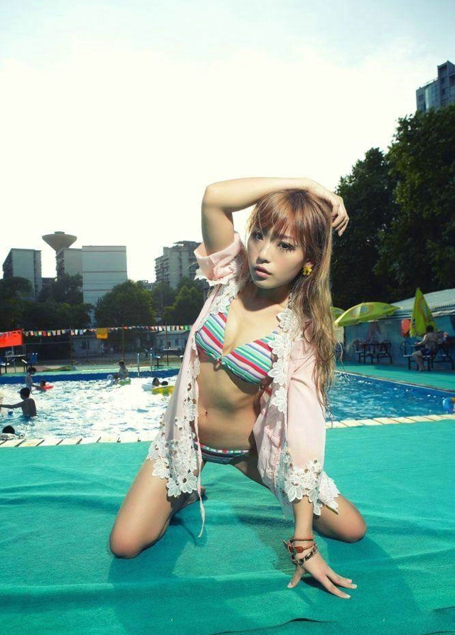 点击大图看下一张：泳池日系美女身躯妖娆4