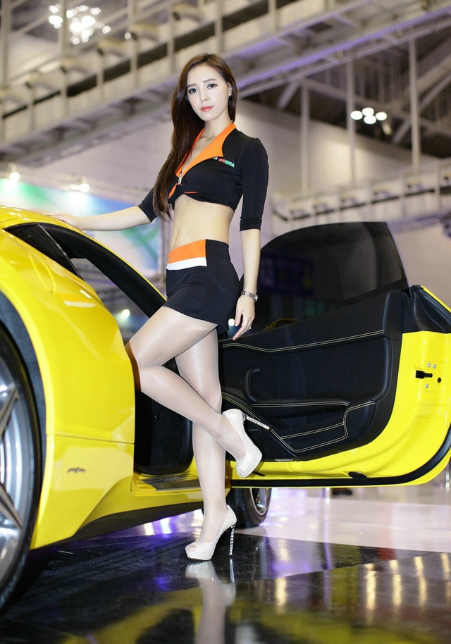 点击大图看下一张：韩国车展上的丝袜模特2