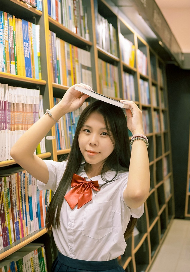 点击大图看下一张：青春靓丽学生妹图书馆写真5