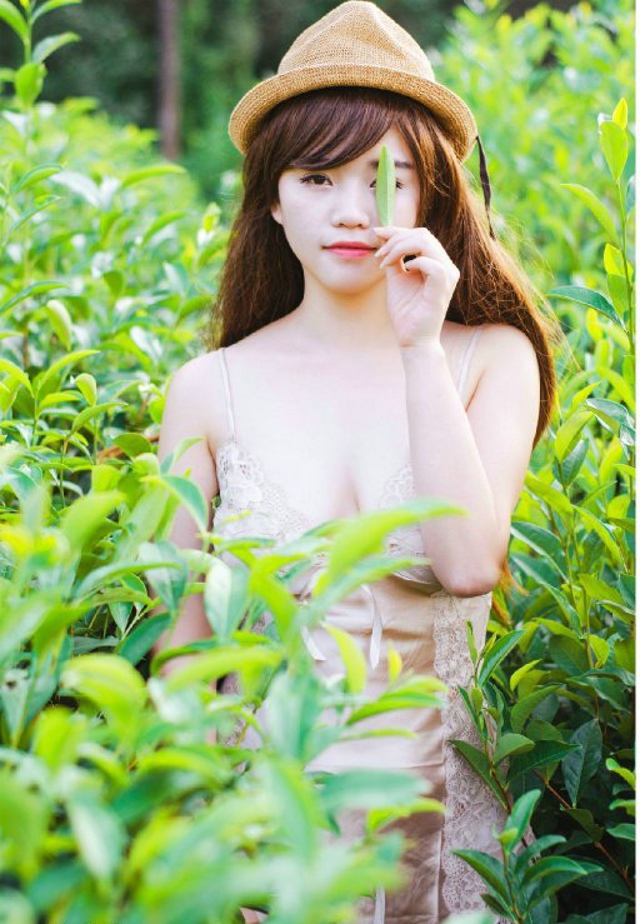 点击大图看下一张：丛林中吊带美女美乳写真2