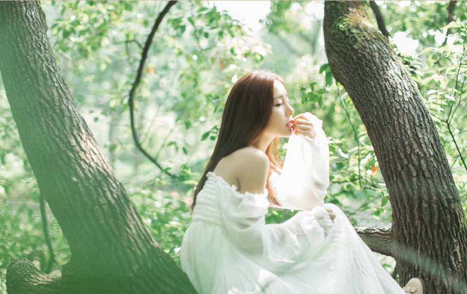 点击大图看下一张:纯美白皙美女宛如仙子8