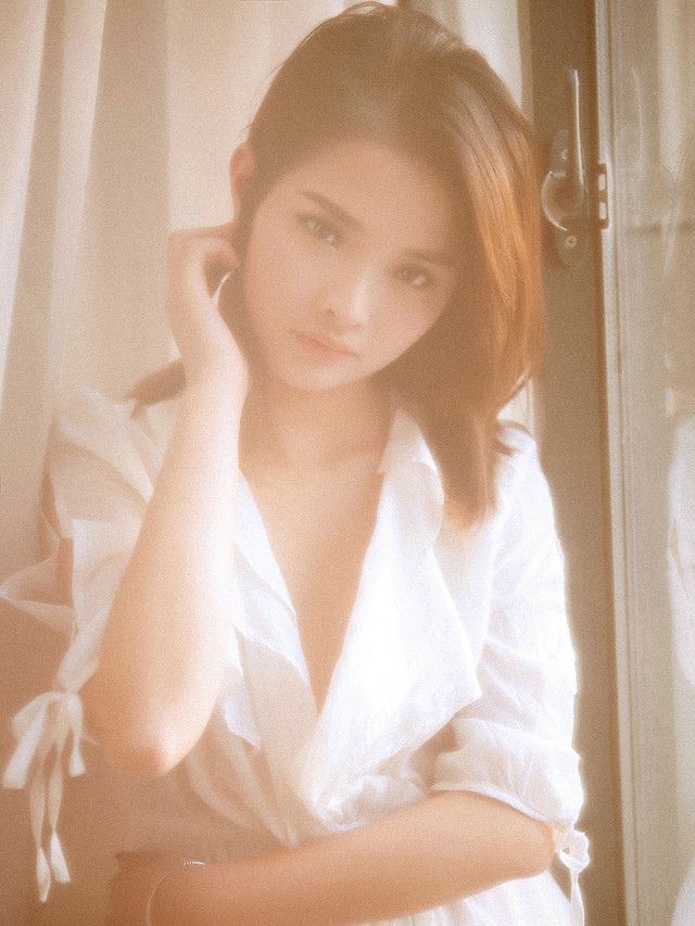 点击大图看下一张：性感白嫩美女居家私房照1