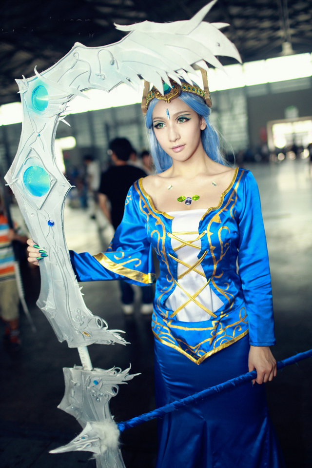 点击大图看下一张:气质冷艳美女寒冰射手艾希cosplay1