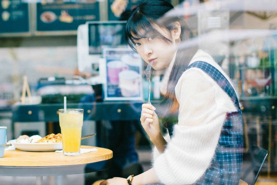 点击大图看下一张:清新可人儿吃货美女9