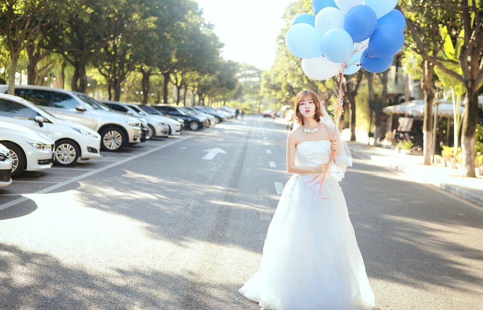 点击大图看下一张：清新美女婚纱街上放飞气球7
