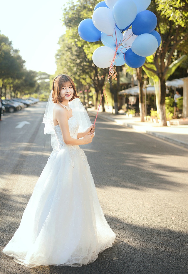 点击大图看下一张：清新美女婚纱街上放飞气球2
