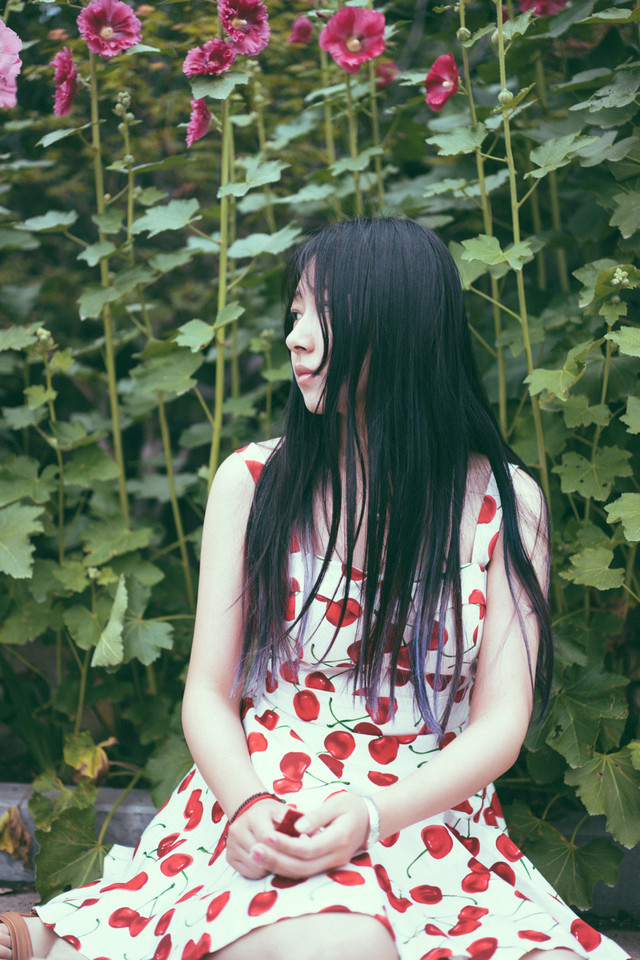 点击大图看下一张:娇媚美女吊带裙娇小3