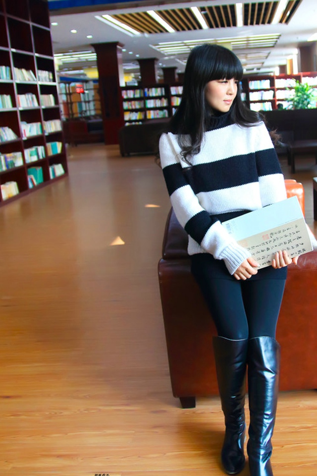 点击大图看下一张：偶遇图书馆优雅气质女学霸7
