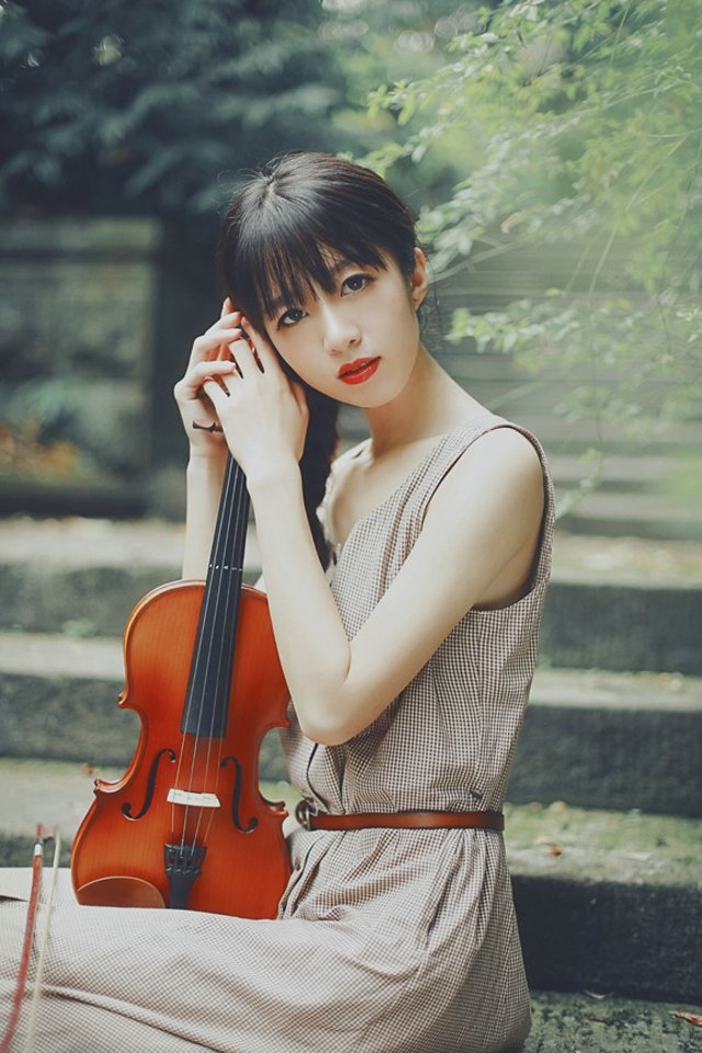 点击大图看下一张：文艺清新小提琴美女优雅奏乐1