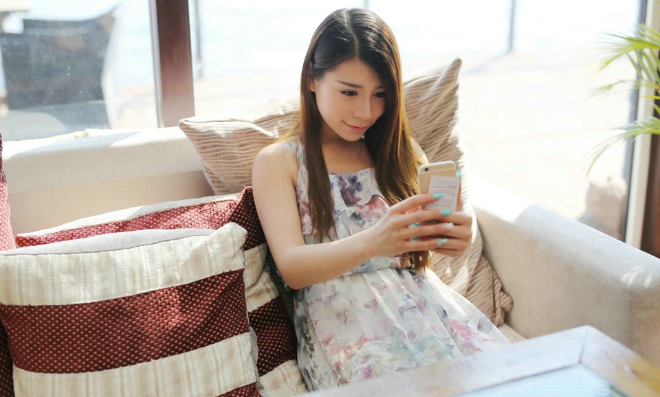 点击大图看下一张：纹身少元气女vetiver唯美花裙写真阳光照人9