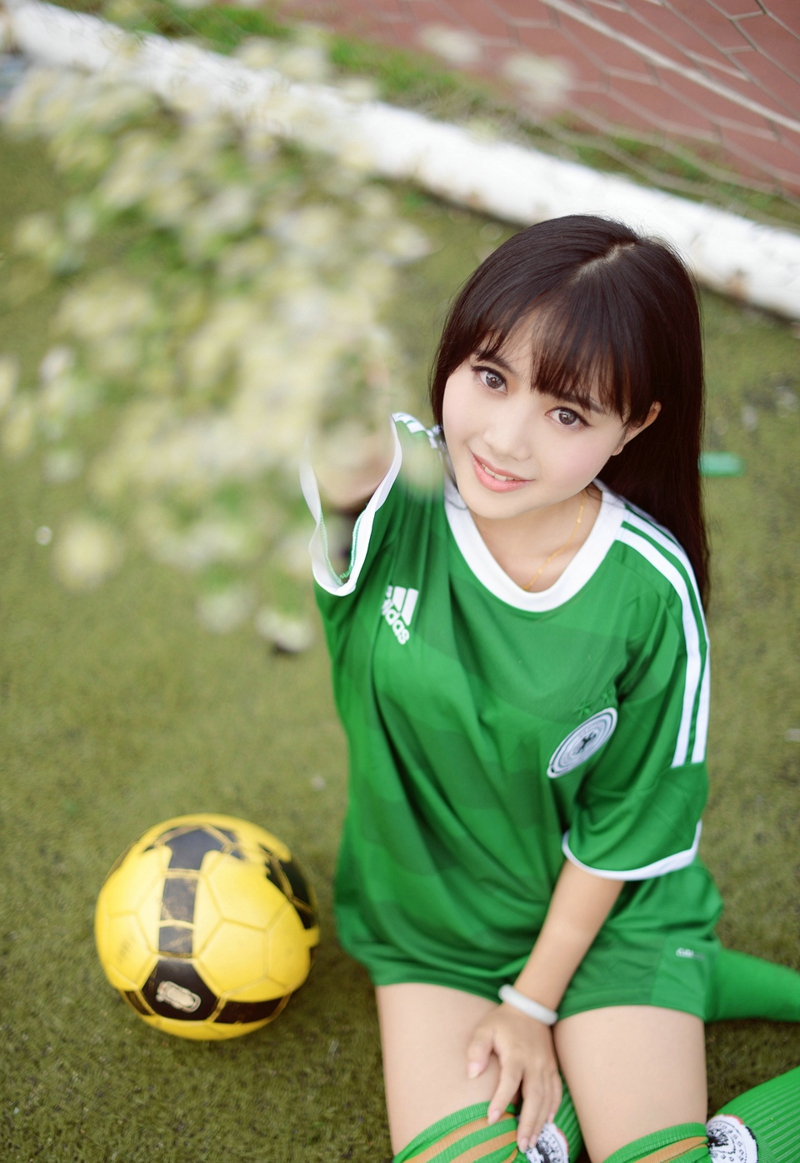 点击大图看下一张：足球宝贝Toro羽住青春甜美写真4