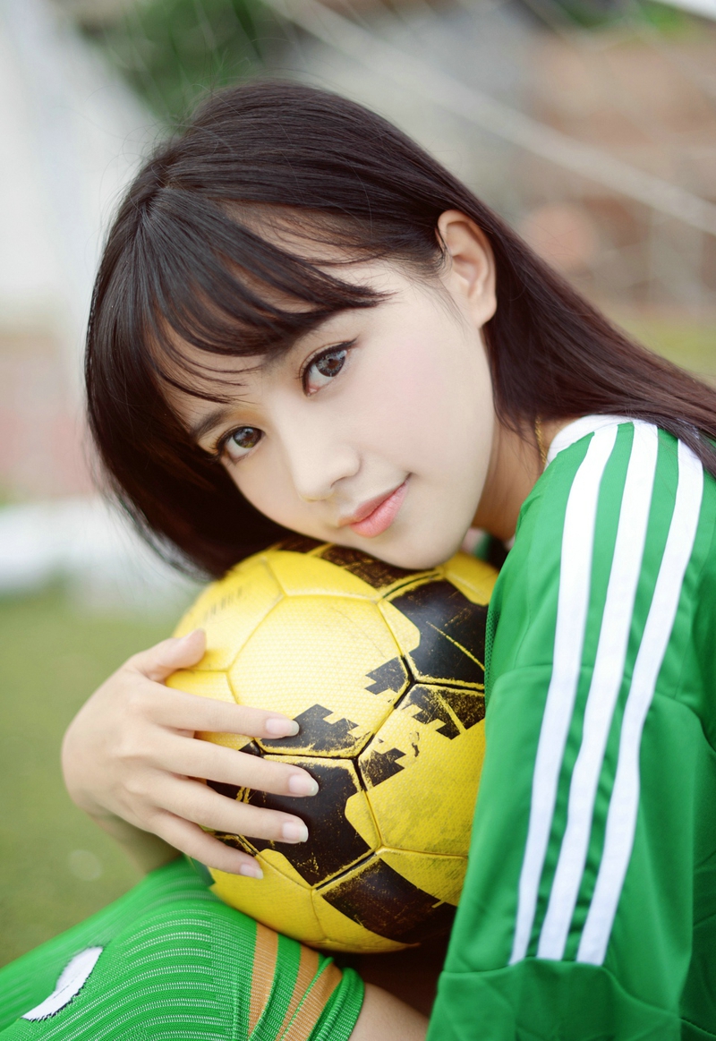点击大图看下一张：足球宝贝Toro羽住青春甜美写真1