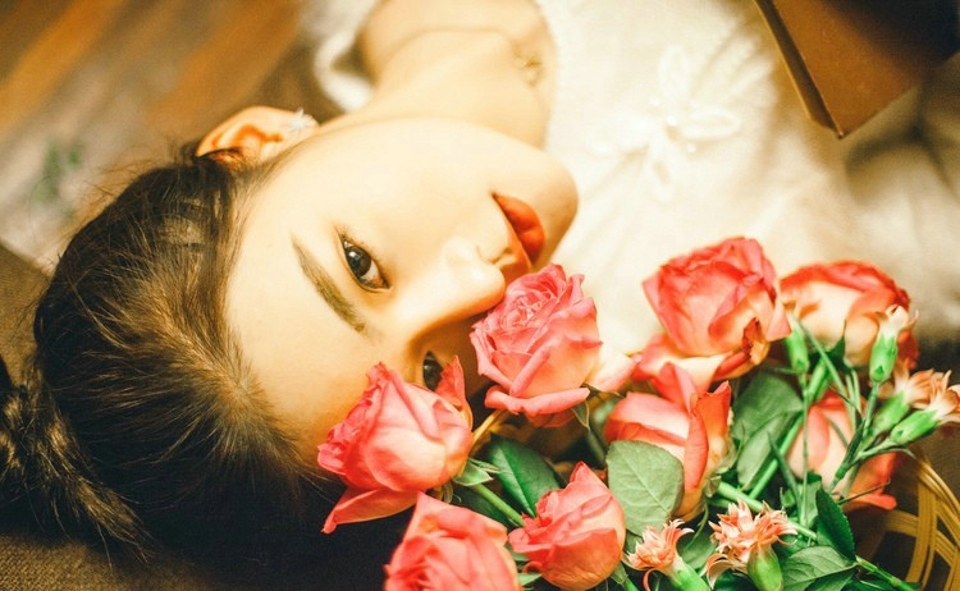 点击大图看下一张：大眼清纯玉女鲜花唯美动人写真12