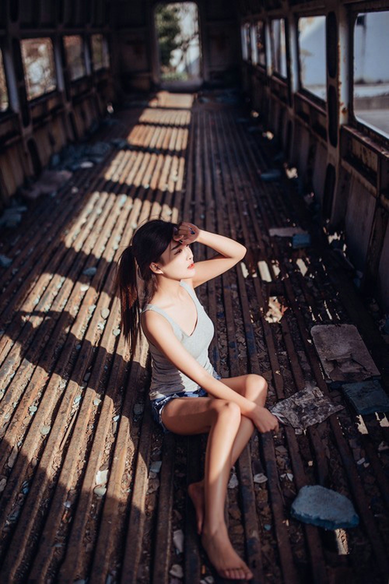 点击大图看下一张：废弃火车上的忧郁孤独美女唯美写真3