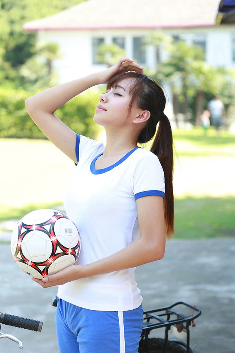 点击大图看下一张：青春马尾热爱足球的少女清新活力5