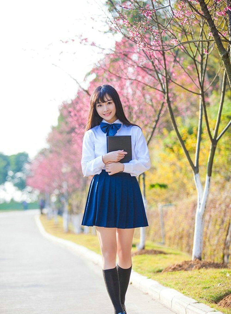 点击大图看下一张：樱花树下的学生制服美女唯美清新8
