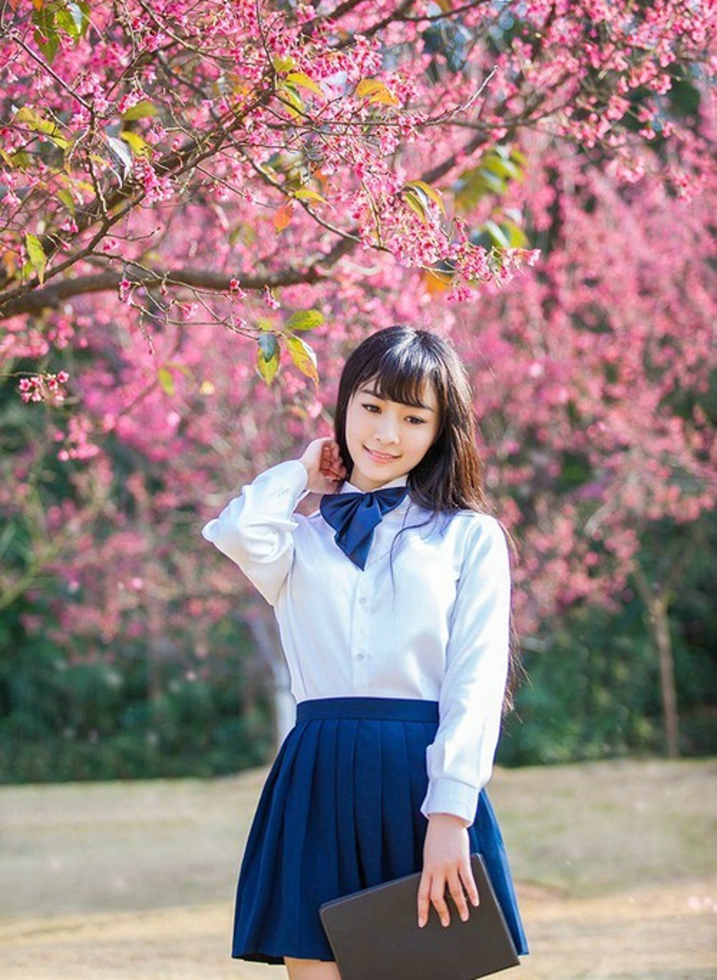 点击大图看下一张：樱花树下的学生制服美女唯美清新4