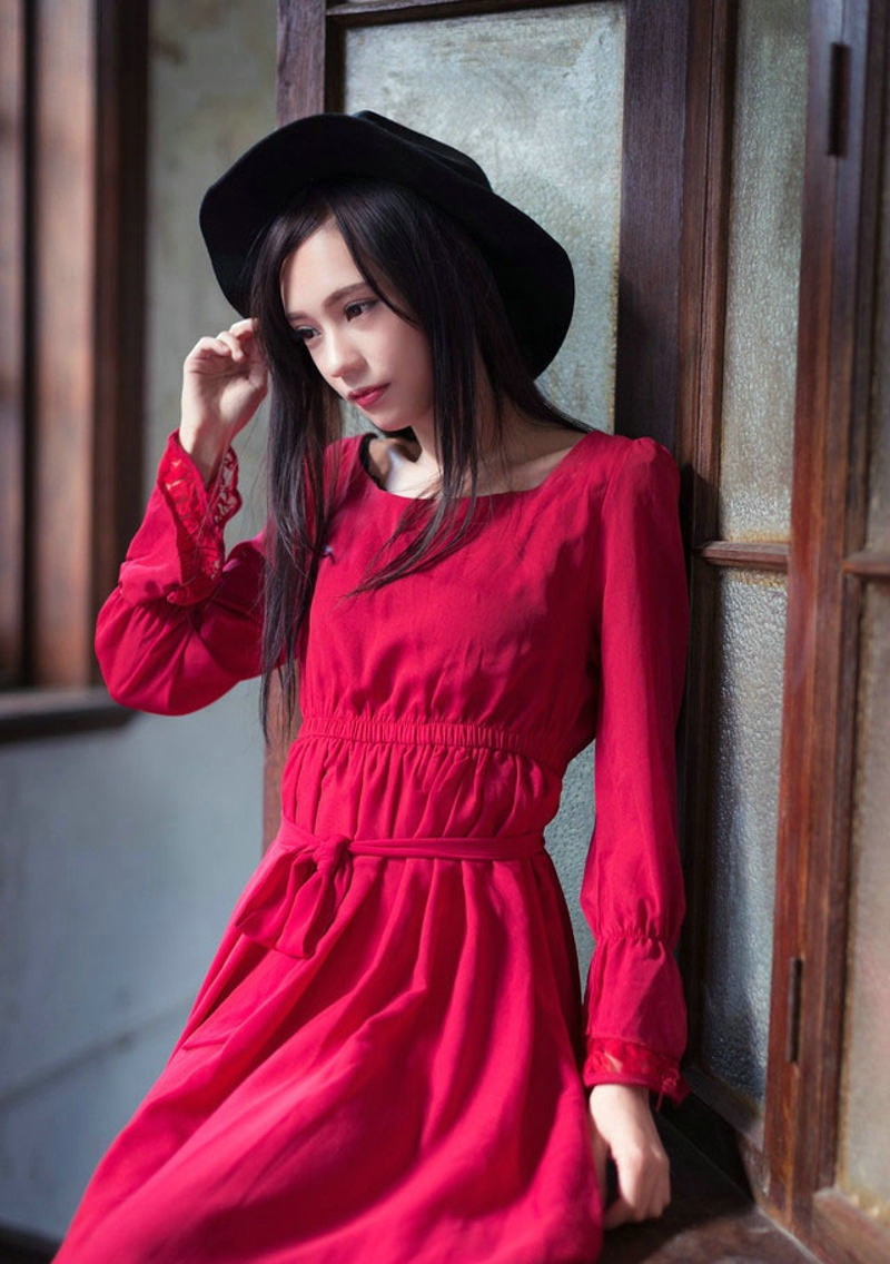 点击大图看下一张：红裙长发黑毡帽美女高贵冷艳妩媚写真3