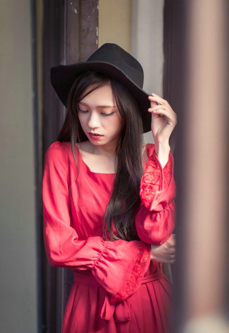 点击大图看下一张：红裙长发黑毡帽美女高贵冷艳妩媚写真1