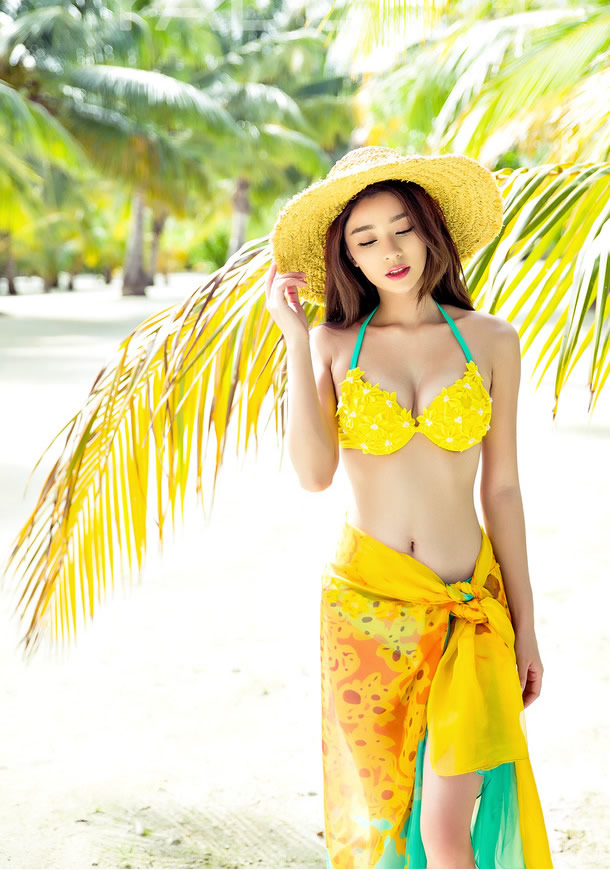 点击大图看下一张：海滩上穿着阳光比基尼的美女们彰显出超赞自信的身材3