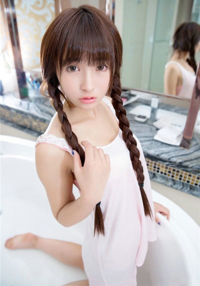点击大图看下一张：双马尾青涩少女甜美可爱浴室私房写真2