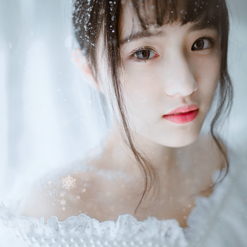 点击大图看下一张：清纯高颜值少女雪中甜美大眼灵动唯美写真2