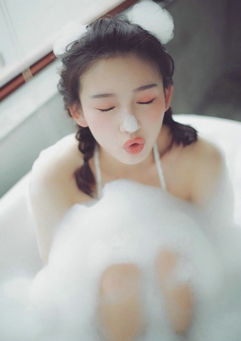 点击大图看下一张：高颜值粉嫩少女浴缸泡沫澡甜美可爱3