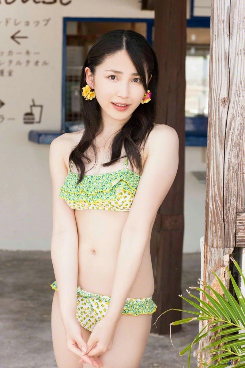 点击大图看下一张：可爱美女吉川友度假泳池比基尼性感写真2