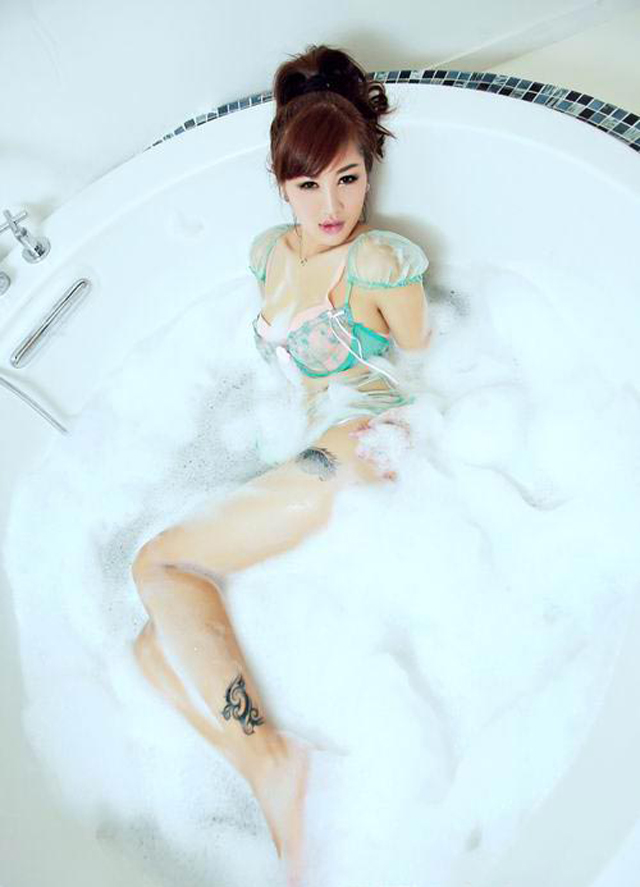 点击大图看下一张：性感女神浴缸泡泡浴私人时间诱惑写真3