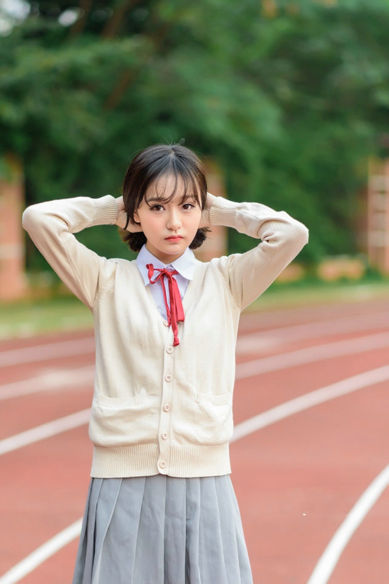 点击大图看下一张：清纯校园妹子学生制服青春操场唯美写真6