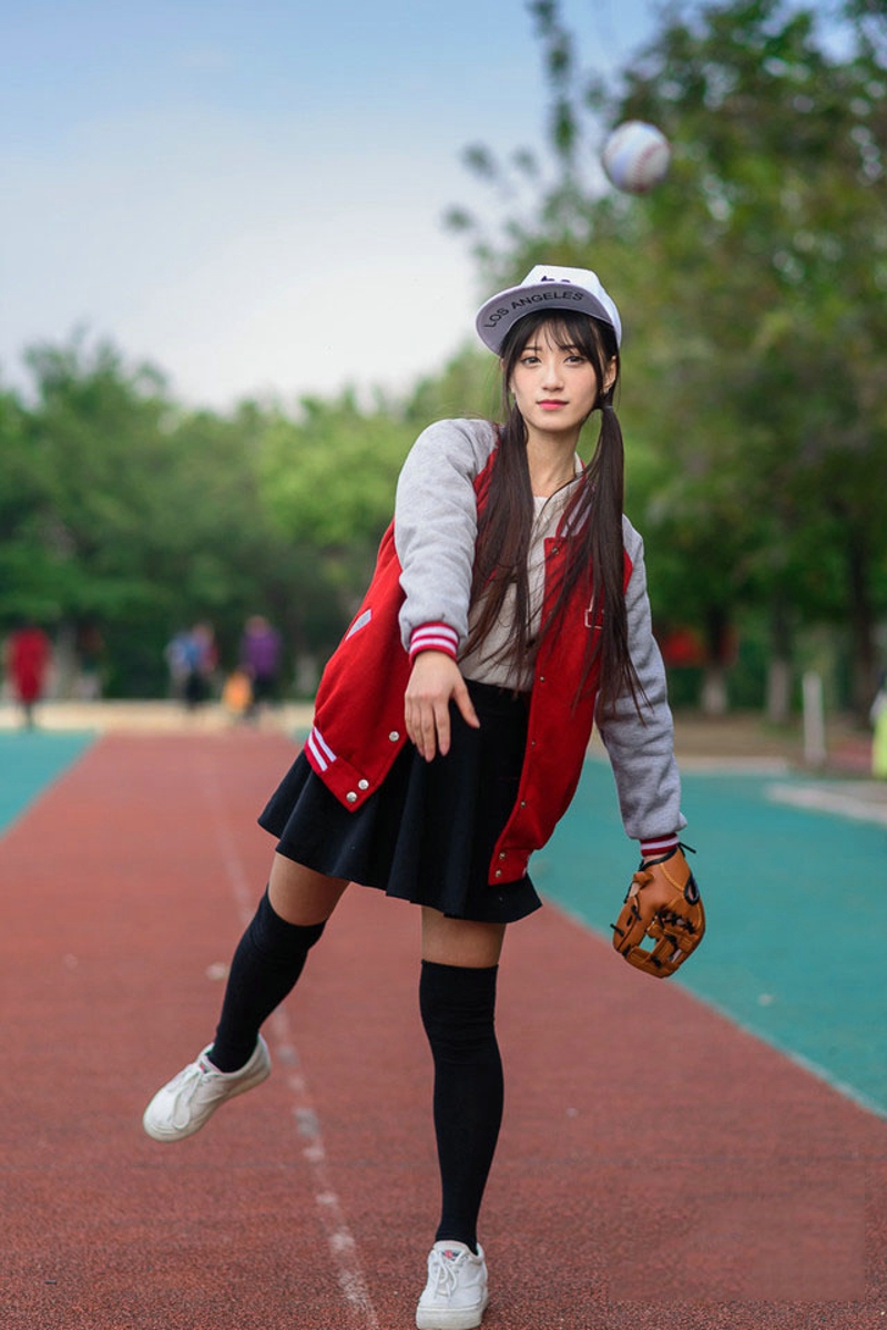 点击大图看下一张：青春阳光校园女生操场棒球吸人眼球6