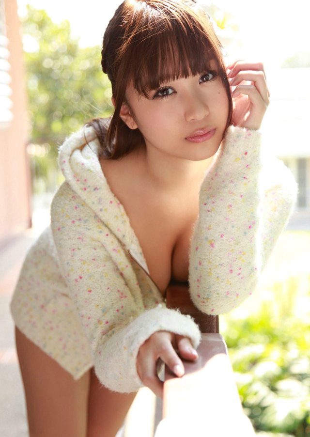点击大图看下一张：日本妹子度假写真酥胸半露性感撩人1