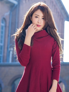 成熟魅力美女夏晴红色毛衣连衣裙气质写真