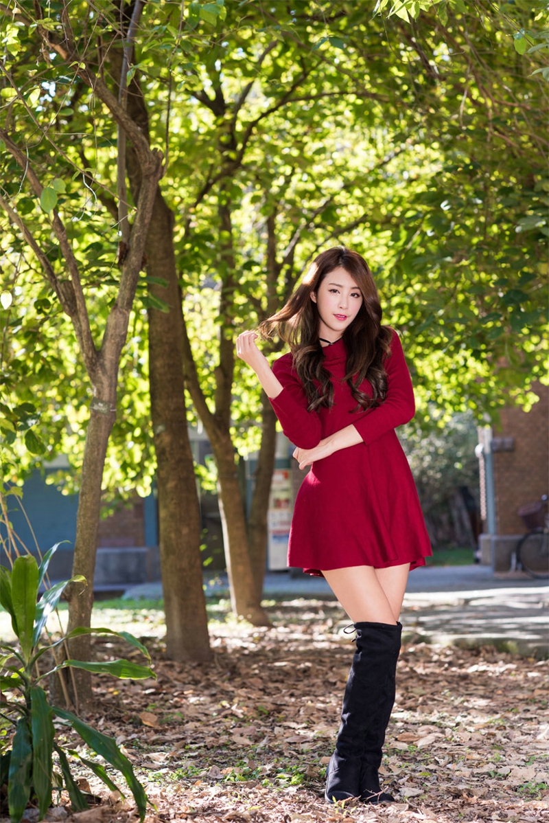 点击大图看下一张：成熟魅力美女夏晴红色毛衣连衣裙气质写真