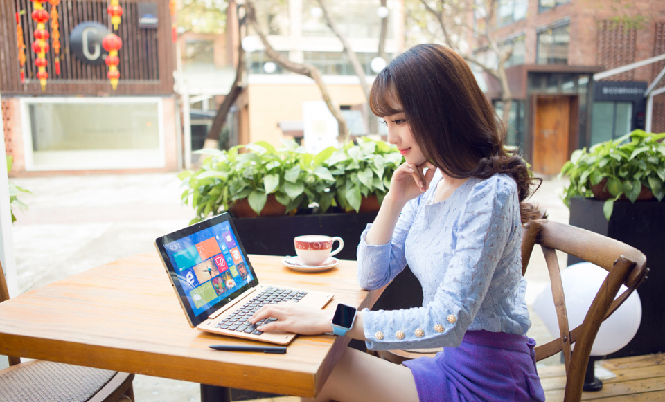 点击大图看下一张：白领少女丹婷气质写真韵味十足