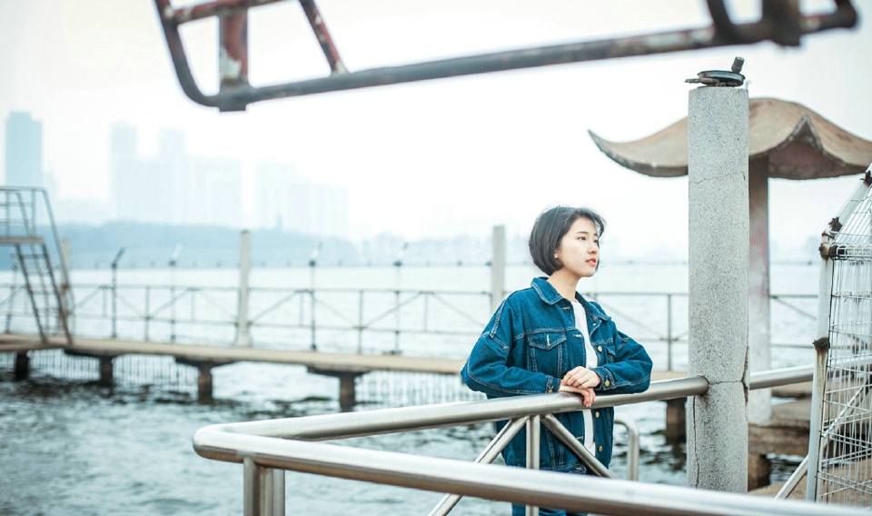 点击大图看下一张：帅气牛仔短发高颜值女神废墟天台写真