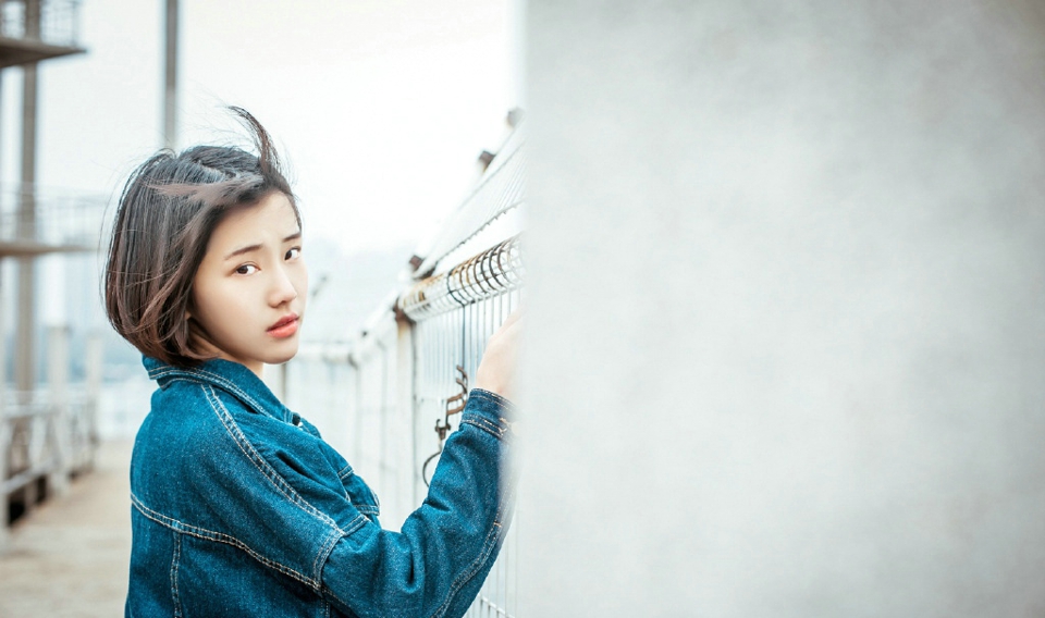 点击大图看下一张：帅气牛仔短发高颜值女神废墟天台写真