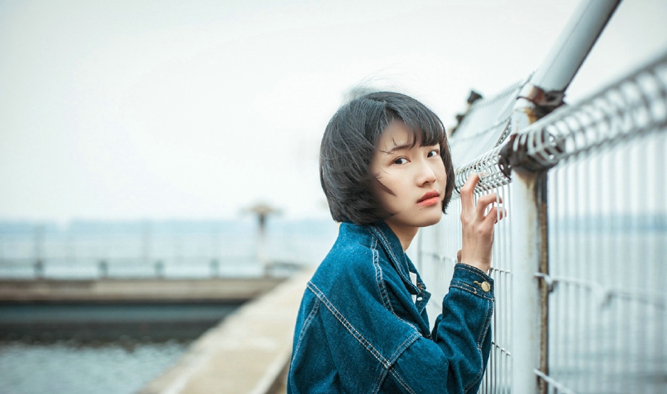 点击大图看下一张：帅气牛仔短发高颜值女神废墟天台写真