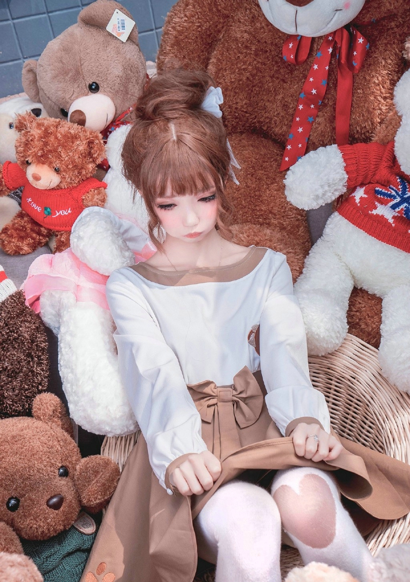 点击大图看下一张：大眼洋娃娃女生熊玩偶堆里的甜美可爱