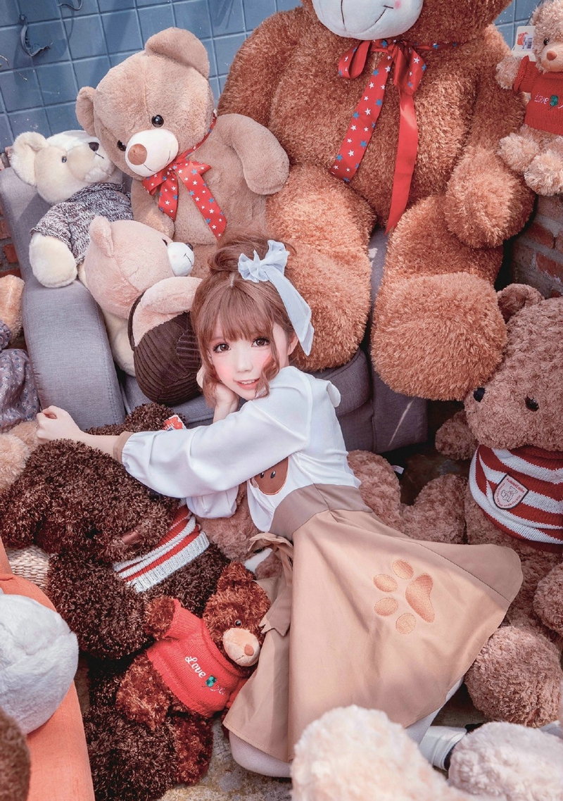 点击大图看下一张：大眼洋娃娃女生熊玩偶堆里的甜美可爱