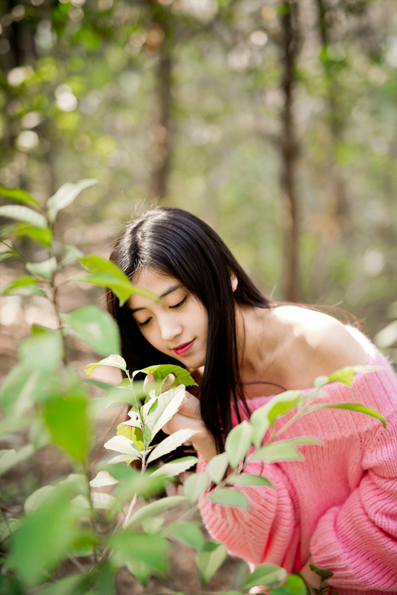 点击大图看下一张：森林里的粉嫩一字肩女神娇艳柔美高清写真