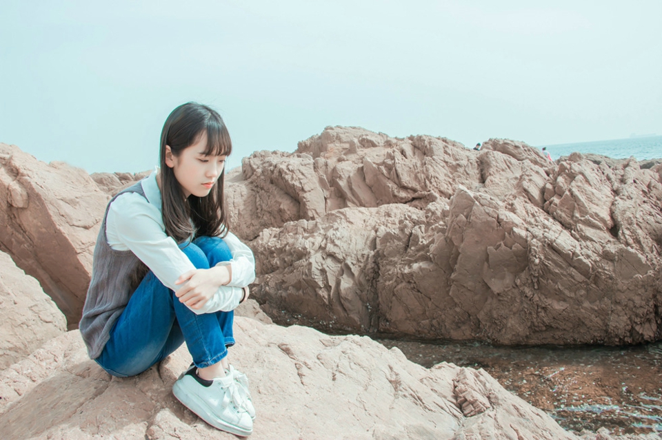 点击大图看下一张：可爱美女海风轻吹你的秀发甜美清新